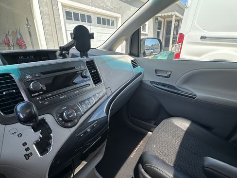 Used 2013 Toyota Sienna SE FWD image 23