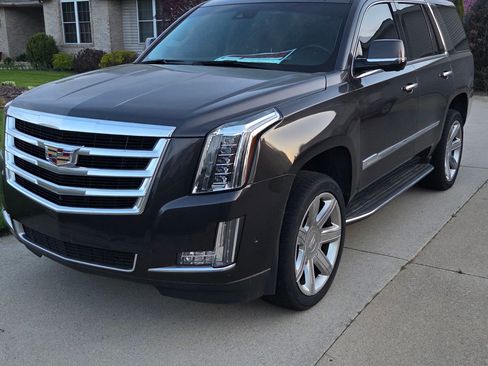 Used 2017 Cadillac Escalade Luxury AWD/4WD image 1