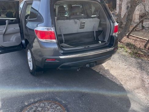 Used 2012 Toyota Highlander SE w/ Tow Pkg image 9