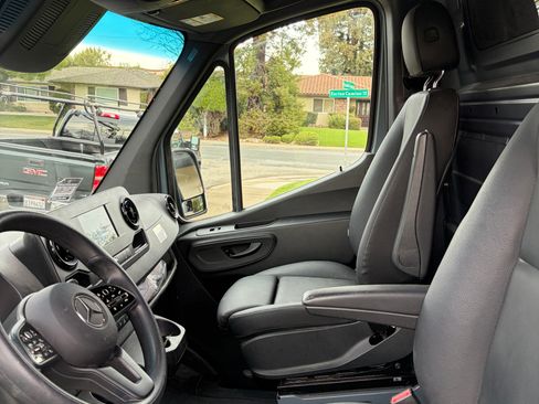 Used 2024 Mercedes-Benz Sprinter 2500 image 4