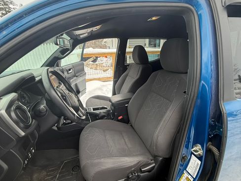 Used 2017 Toyota Tacoma TRD Sport w/ Tow Package (A/T) image 12