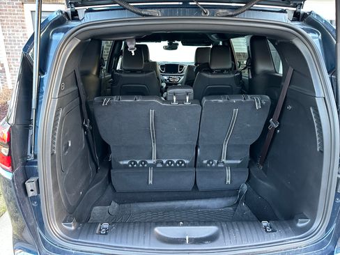 Used 2025 Chrysler Pacifica Select image 26