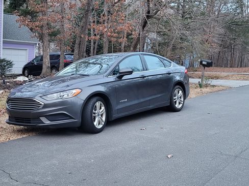 Used 2018 Ford Fusion SE image 1