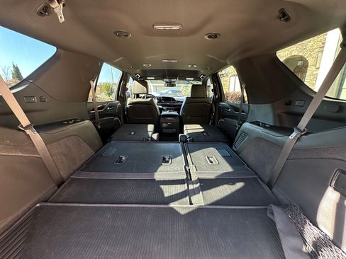 Used 2022 Cadillac Escalade Luxury w/ LPO, Illumination Package image 21