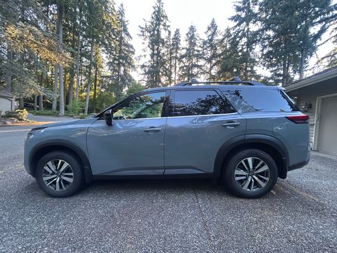 Used 2023 Nissan Pathfinder SL AWD/4WD image 6