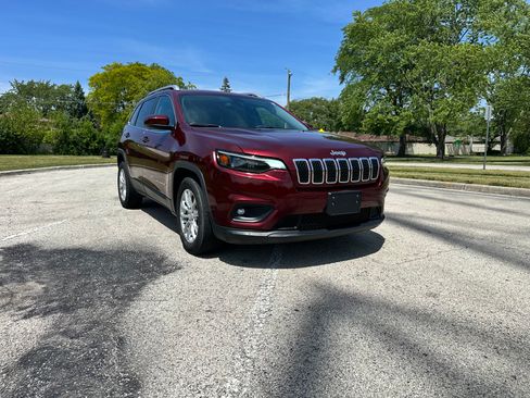 Used 2019 Jeep Cherokee Latitude w/ Cold Weather Group FWD image 2
