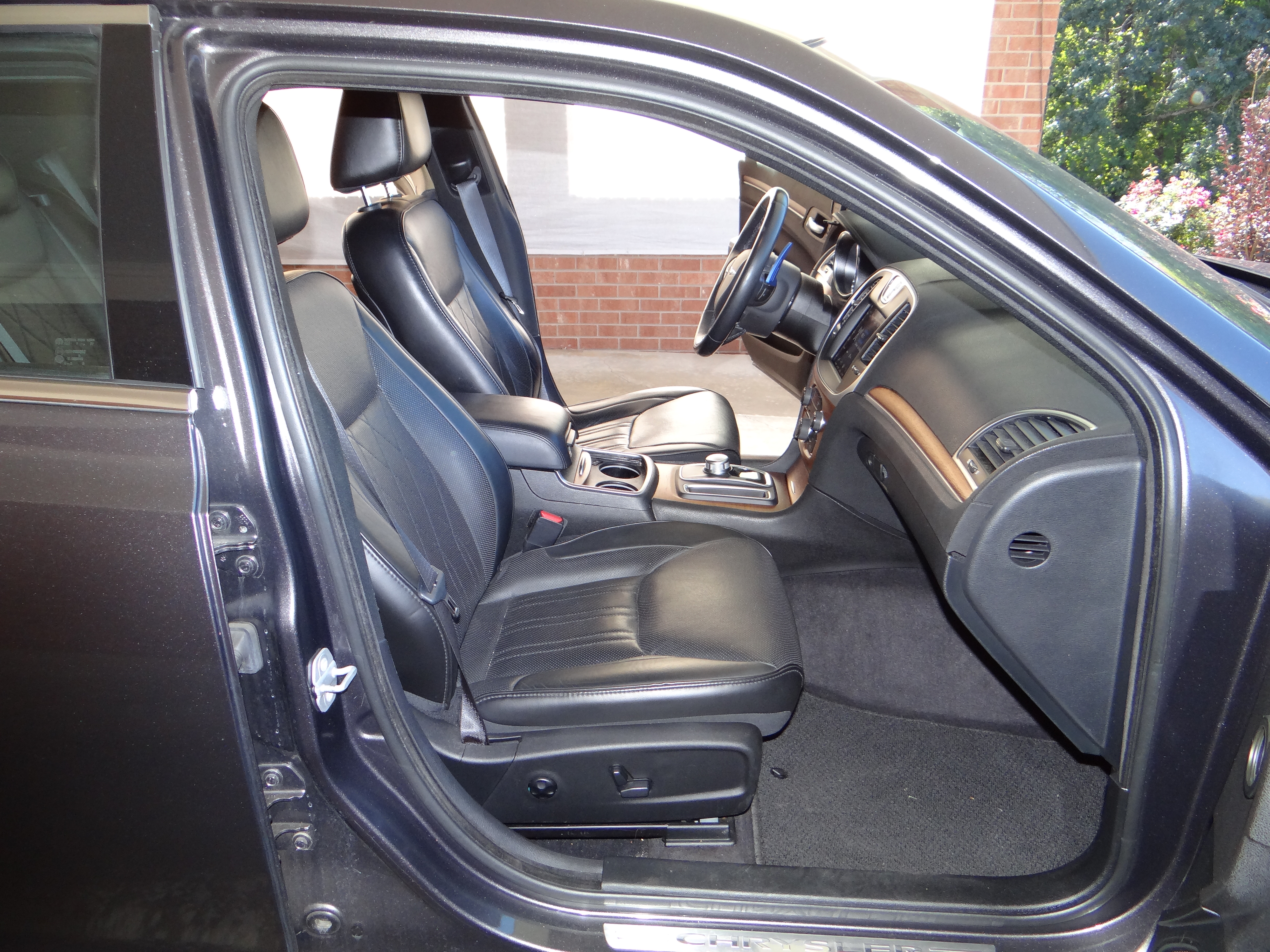 Used 2018 Chrysler 300 C RWD image 11