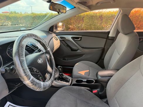 Used 2015 Hyundai Elantra SE w/ Option Group 02 FWD image 11