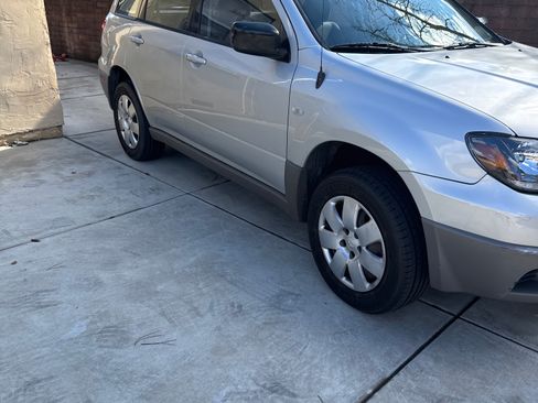 Used 2003 Mitsubishi Outlander LS image 2