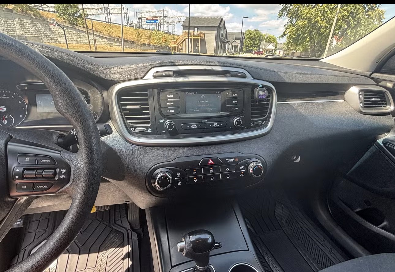 Used 2017 Kia Sorento AWD image 12