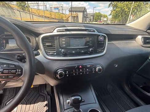 Used 2017 Kia Sorento AWD image 12