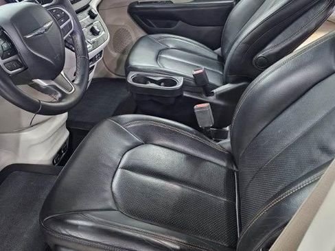 Used 2018 Chrysler Pacifica Touring-L image 15