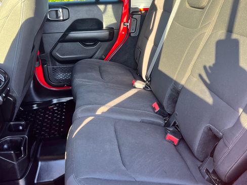 Used 2018 Jeep Wrangler Unlimited Sahara image 5