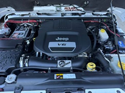 Used 2015 Jeep Wrangler Unlimited Rubicon w/ Connectivity Group AWD/4WD image 11