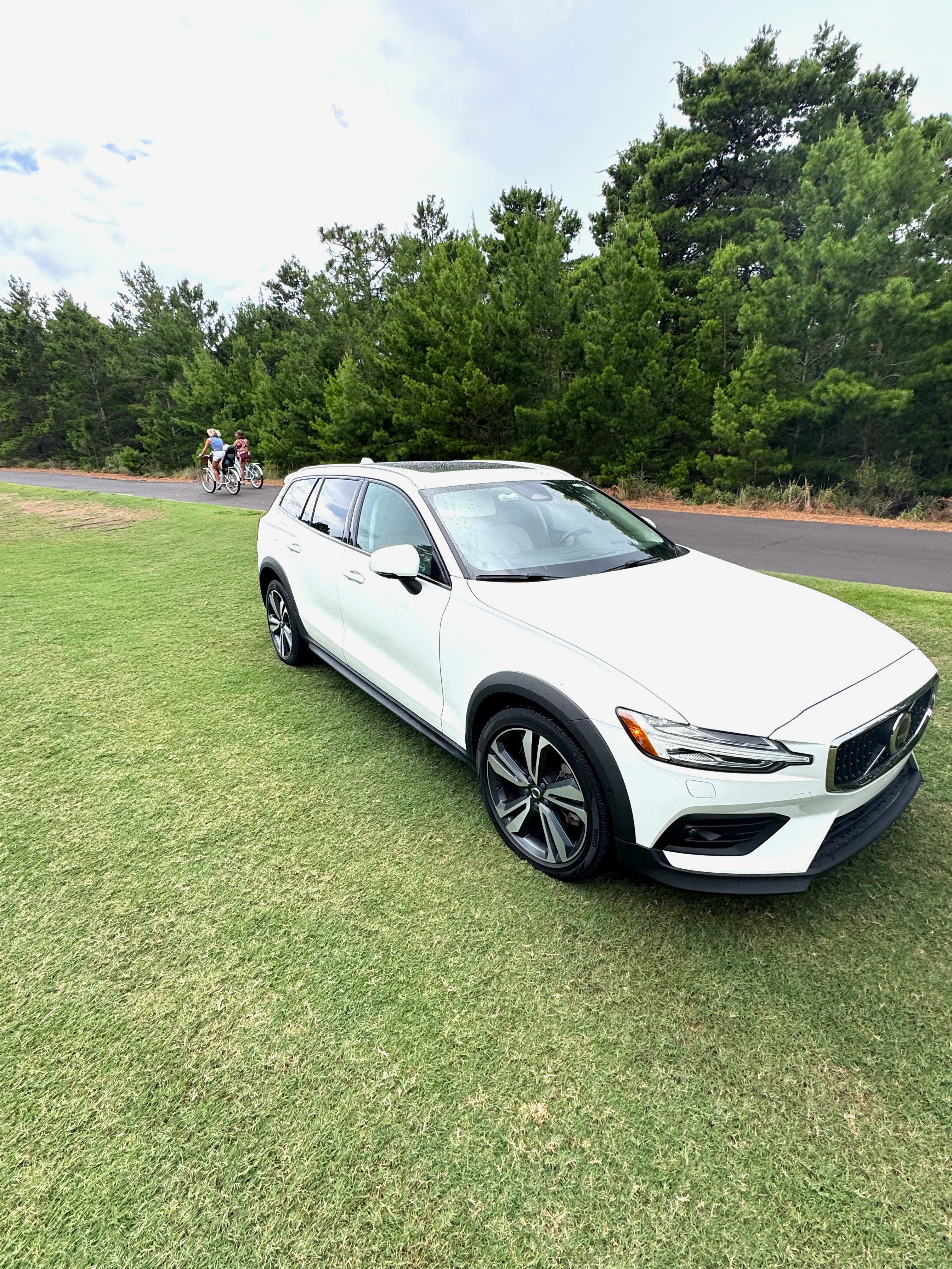 Used 2023 Volvo V60 B5 Cross Country Plus w/ Climate Package AWD/4WD image 1