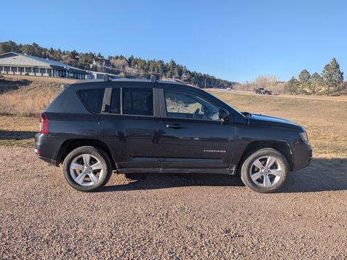 Used 2014 Jeep Compass Latitude image 1