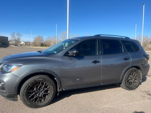 Used 2020 Nissan Pathfinder SL image 4