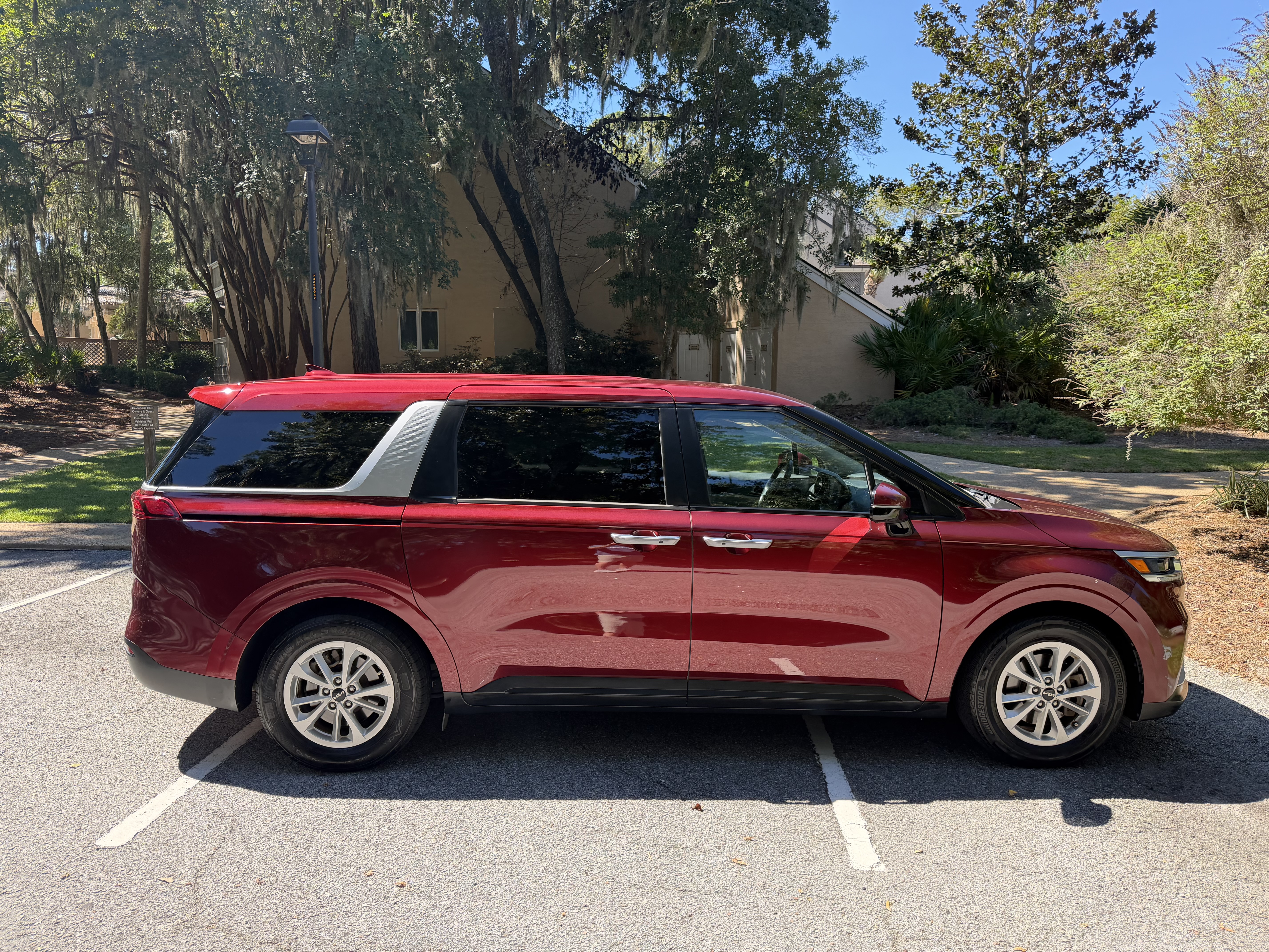 Used 2022 Kia Carnival LX FWD image 2
