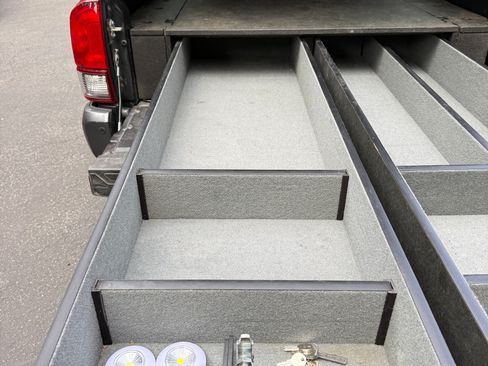 Used 2018 Toyota Tacoma TRD Off-Road image 11