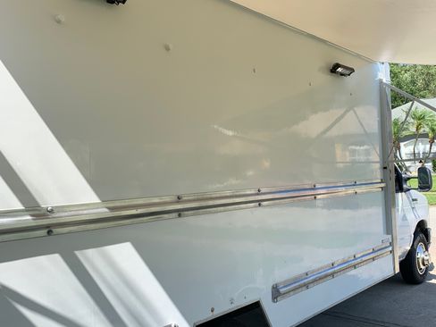 Used 2010 Ford E-350 and Econoline 350 Super Duty RWD image 11