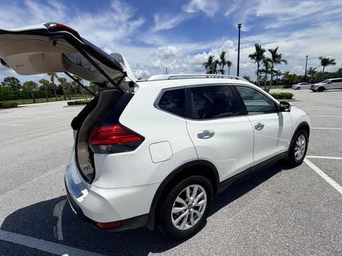 Used 2017 Nissan Rogue SV w/ SV Premium Package FWD image 11