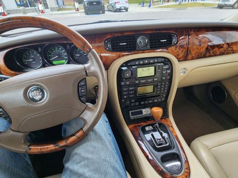 Used 2006 Jaguar XJ8 image 9