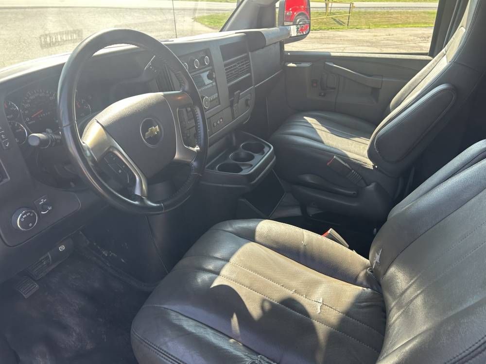 Used 2018 Chevrolet Express 2500 w/ Driver Convenience Package RWD image 6