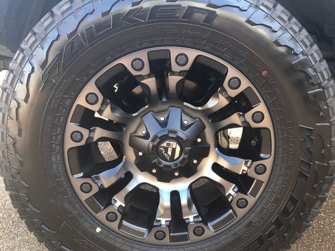 Used 2017 Toyota Tacoma TRD Sport image 4