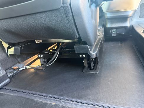 Used 2024 Chrysler Pacifica Touring-L w/ Uconnect Theater Family Group FWD image 17