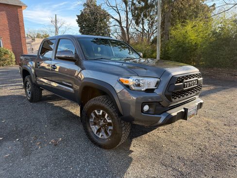 Used 2017 Toyota Tacoma TRD Off-Road w/ Tow Package (A/T) image 2