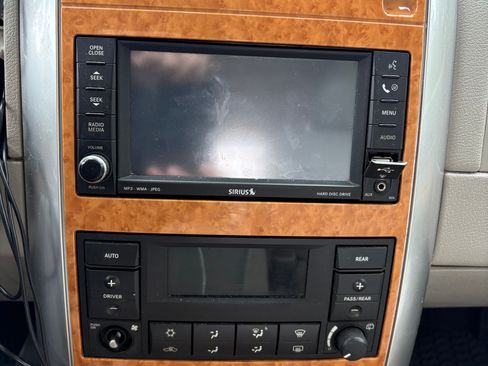 Used 2008 Chrysler Aspen Limited image 9