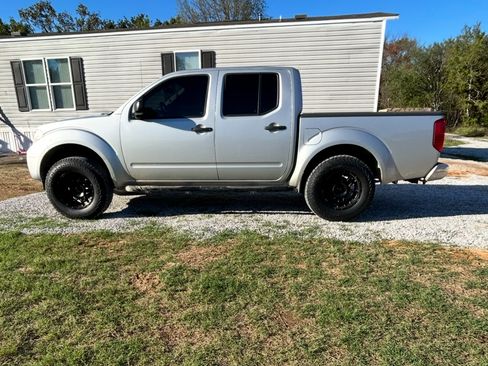 Used 2018 Nissan Frontier SV image 2