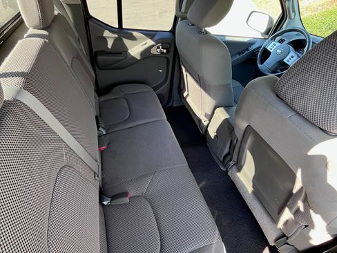 Used 2014 Nissan Frontier SV image 14