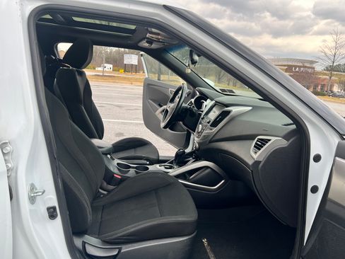 Used 2017 Hyundai Veloster Value Edition image 16