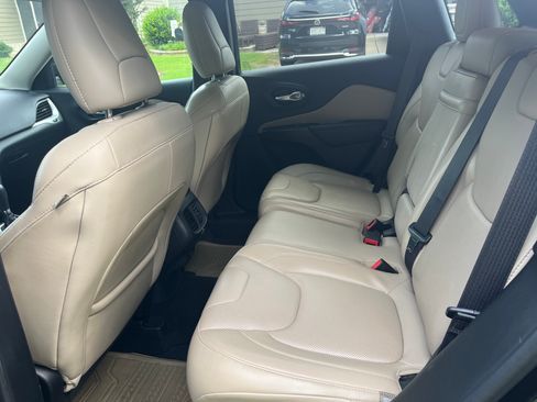 Used 2016 Jeep Cherokee Limited w/ Luxury Group FWD image 8