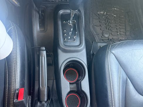 Used 2016 Jeep Wrangler Unlimited Rubicon AWD/4WD image 12