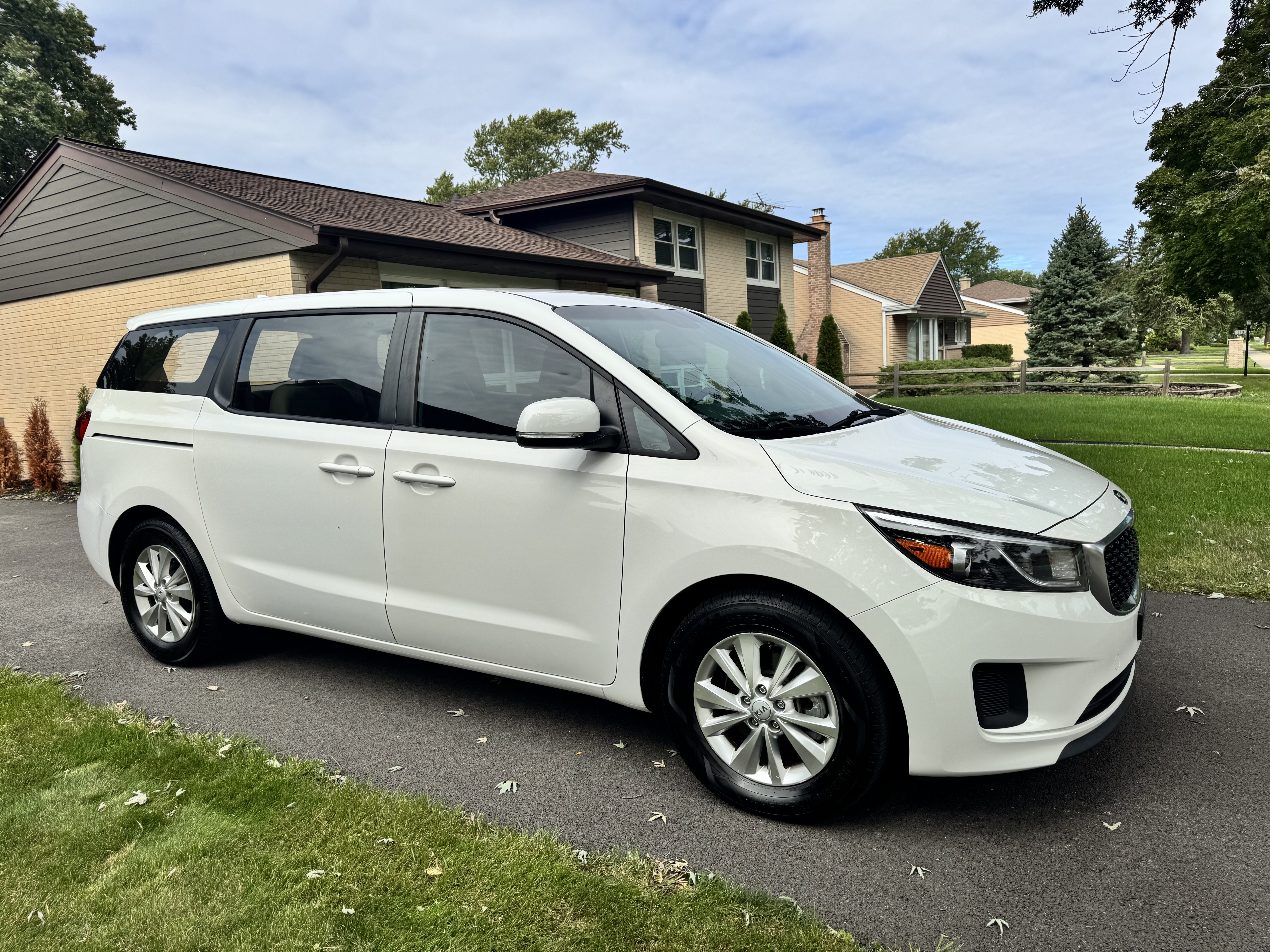 Used 2018 Kia Sedona L FWD image 2
