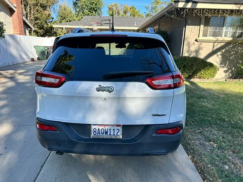 Used 2018 Jeep Cherokee Latitude FWD image 8