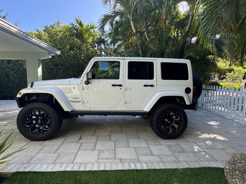 Used 2017 Jeep Wrangler Unlimited Sahara w/ Connectivity Group image 4