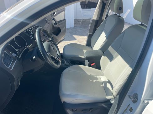 Used 2018 Volkswagen Tiguan SE w/ Panoramic Sunroof Package image 16