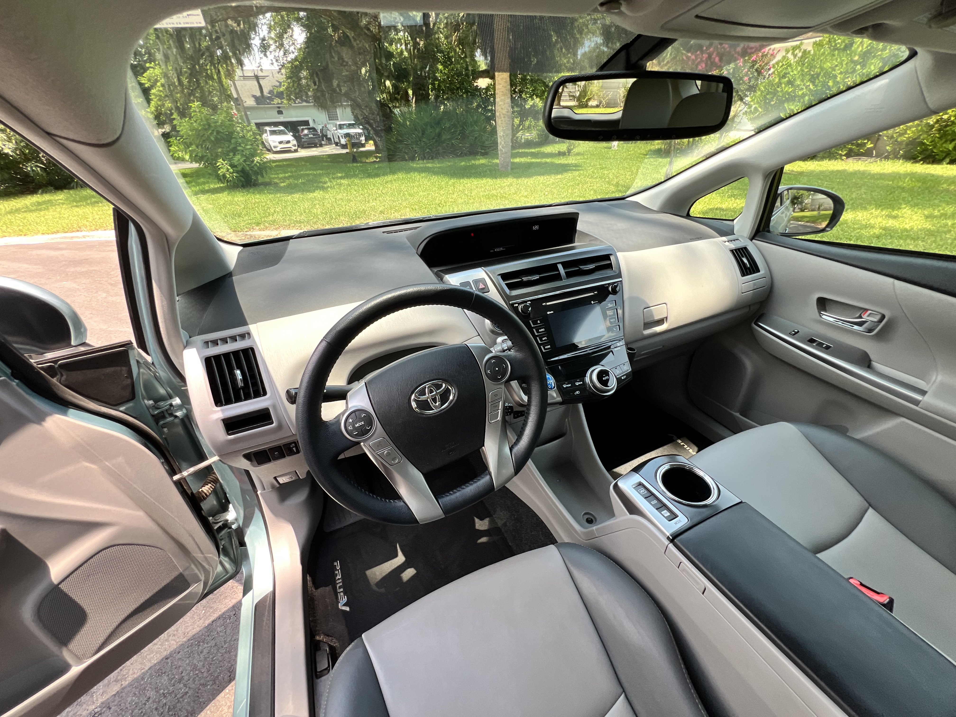Used 2015 Toyota Prius V Four FWD image 17