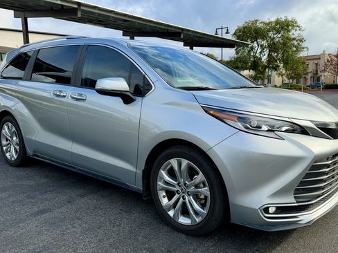 Used 2023 Toyota Sienna Platinum image 11