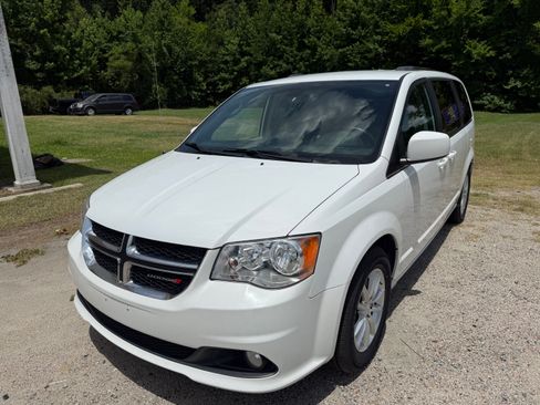Used 2019 Dodge Grand Caravan SXT FWD image 1