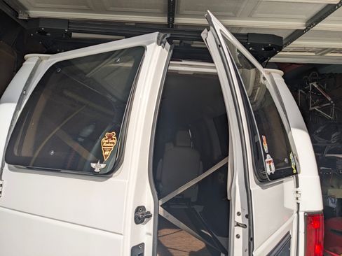 Used 2010 Ford E-350 and Econoline 350 XLT image 9