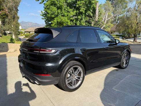 Used 2024 Porsche Cayenne AWD/4WD image 5