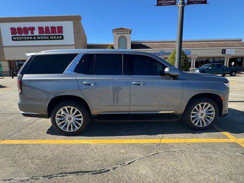 Used 2022 Cadillac Escalade Luxury w/ LPO, Illumination Package image 4