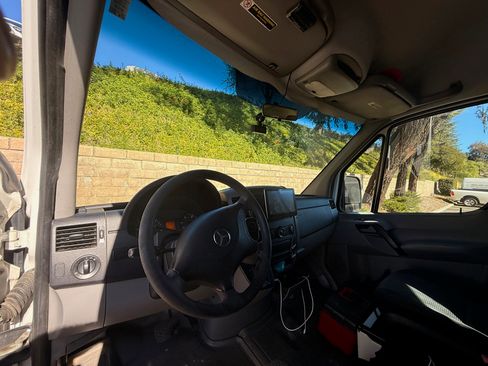 Used 2011 Mercedes-Benz Sprinter 2500 image 9