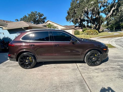 Used 2017 Porsche Cayenne S image 2