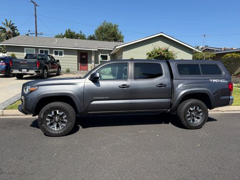 Used 2017 Toyota Tacoma TRD Off-Road RWD image 5