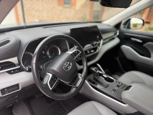 Used 2024 Toyota Highlander XLE AWD/4WD image 14